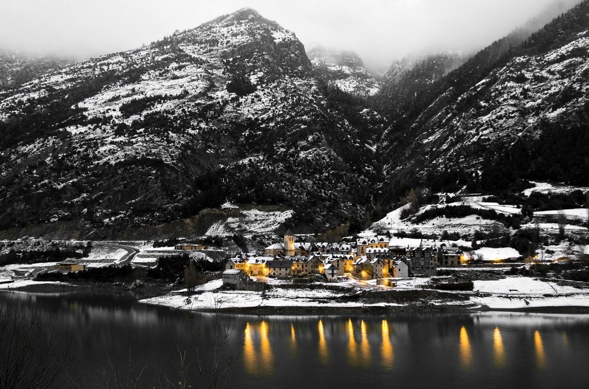 Nachodm10's tweet photo. 1. LANUZA (Huesca)
No, no es Suiza, es el Valle de Tena. 38 habitantes. https://t.co/L8US8QqXZM