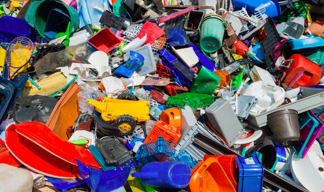 OxfordPackaging's tweet photo. Scientists have discovered a bacterium that feeds on plastic! The bug not only breaks the plastic down but uses it as food to power the process. Read about it here: https://t.co/7EKLcaApq0 #plastic #plasticwaste https://t.co/T9qkd8wBqF