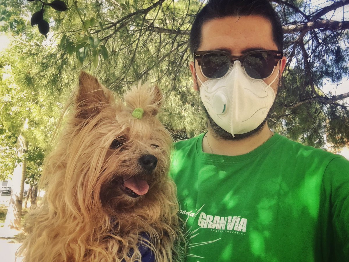 Ya van “55 días de Confinamiento” pero sigo disfrutando de un breve tiempo de -semiLibertad- cada día. ¡Gracias! A esta peluda de cuatro patas, llamada Chiqui. 🐶😷 #Alicante #CostaBlanca #COVID19 #Confinamiento #CoronavirusEspaña #YorkshireTerrier #QuedateEnCasa #FriendlyDog