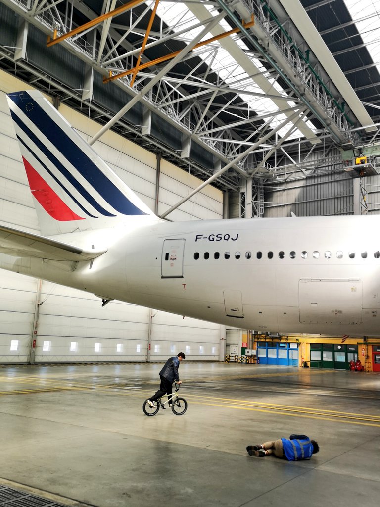 landais_cedric's tweet photo. 💚✈️🎂📸[ #31ans Joyeux anniversaire @MatthiasDandois  Souvenirs d'un shooting mode #2019 inédit pour @GALAfr sous l'objectif de #mathieucesar dans les incroyables hangars de @AFIKLMEM #airfrance] #bmxflat  💙🚲✈️🏆 https://t.co/cIw1Ffbel9
