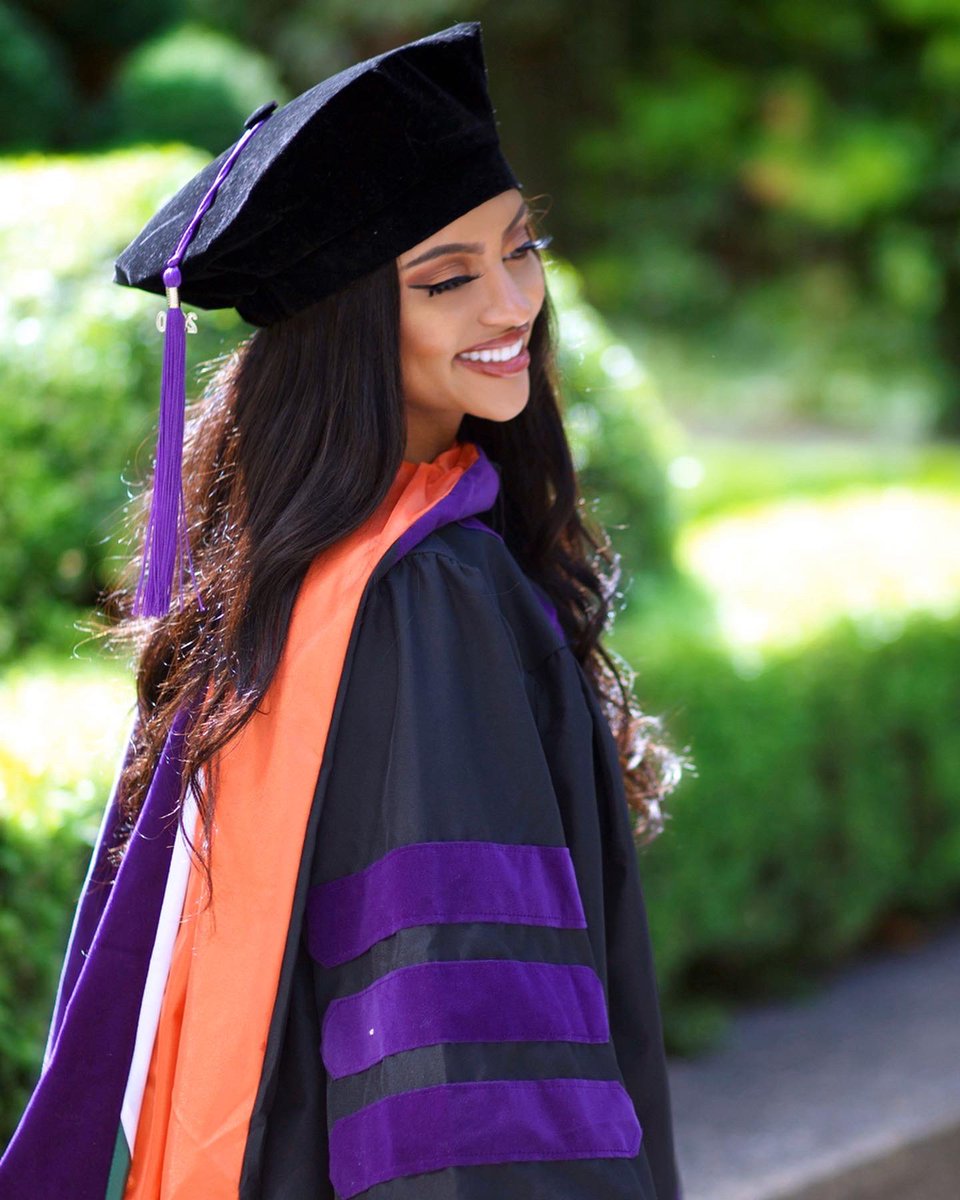 itsHWE's tweet photo. Daughter of Immigrants and Officially a Law School Graduate!
-Full Scholarship All 3 Years ✔️
-Travel To 12 Countries ✔️
-Secure Job Offer At A Global Firm ✔️
-Graduate With Honors ✔️
...all by the age of 24 🏁 #JD https://t.co/YeKrqjNzqp