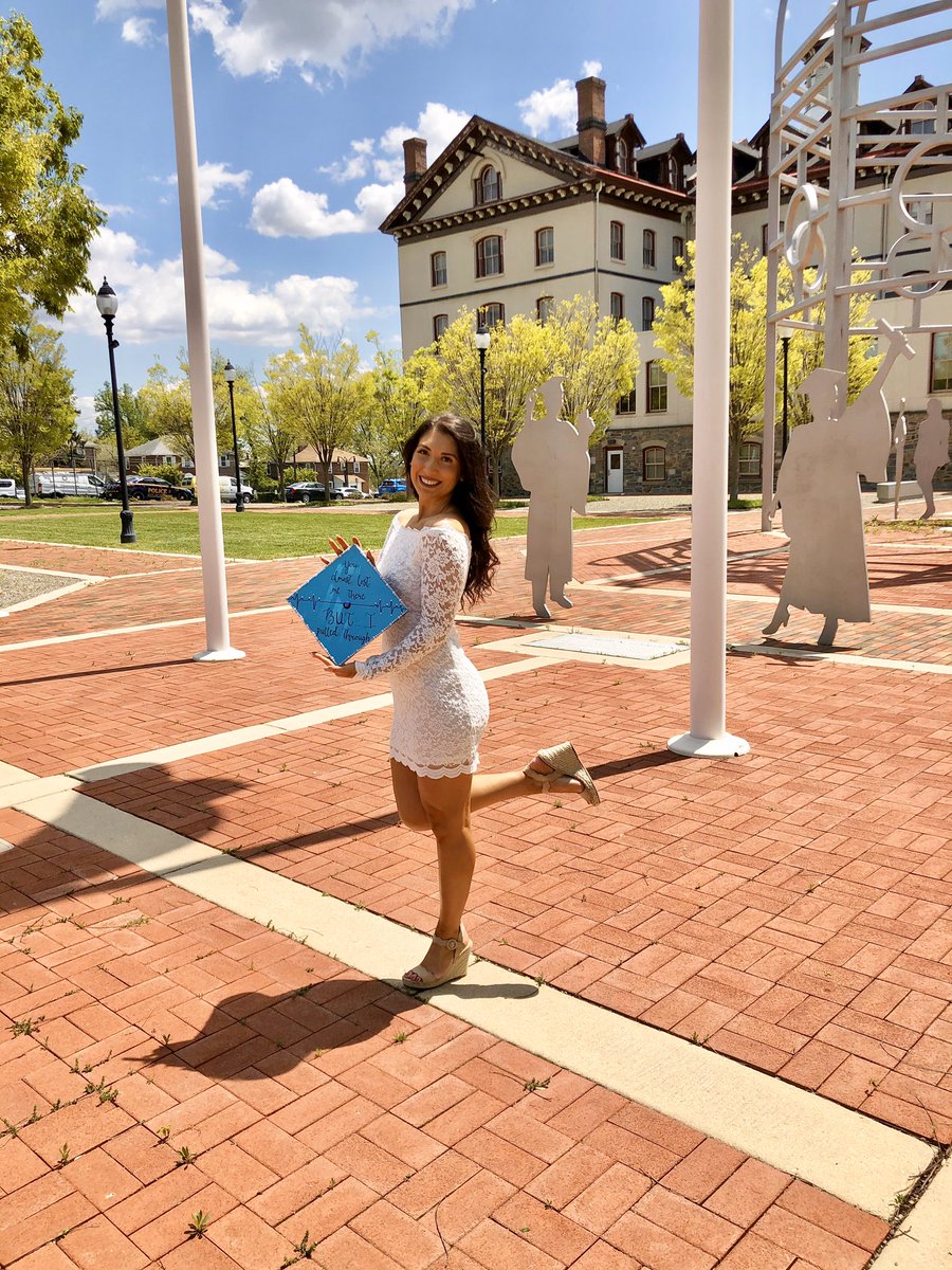 lella__'s tweet photo. Ya girl just graduated from nursing school 🥰🩺 https://t.co/lO6uiWX9K5