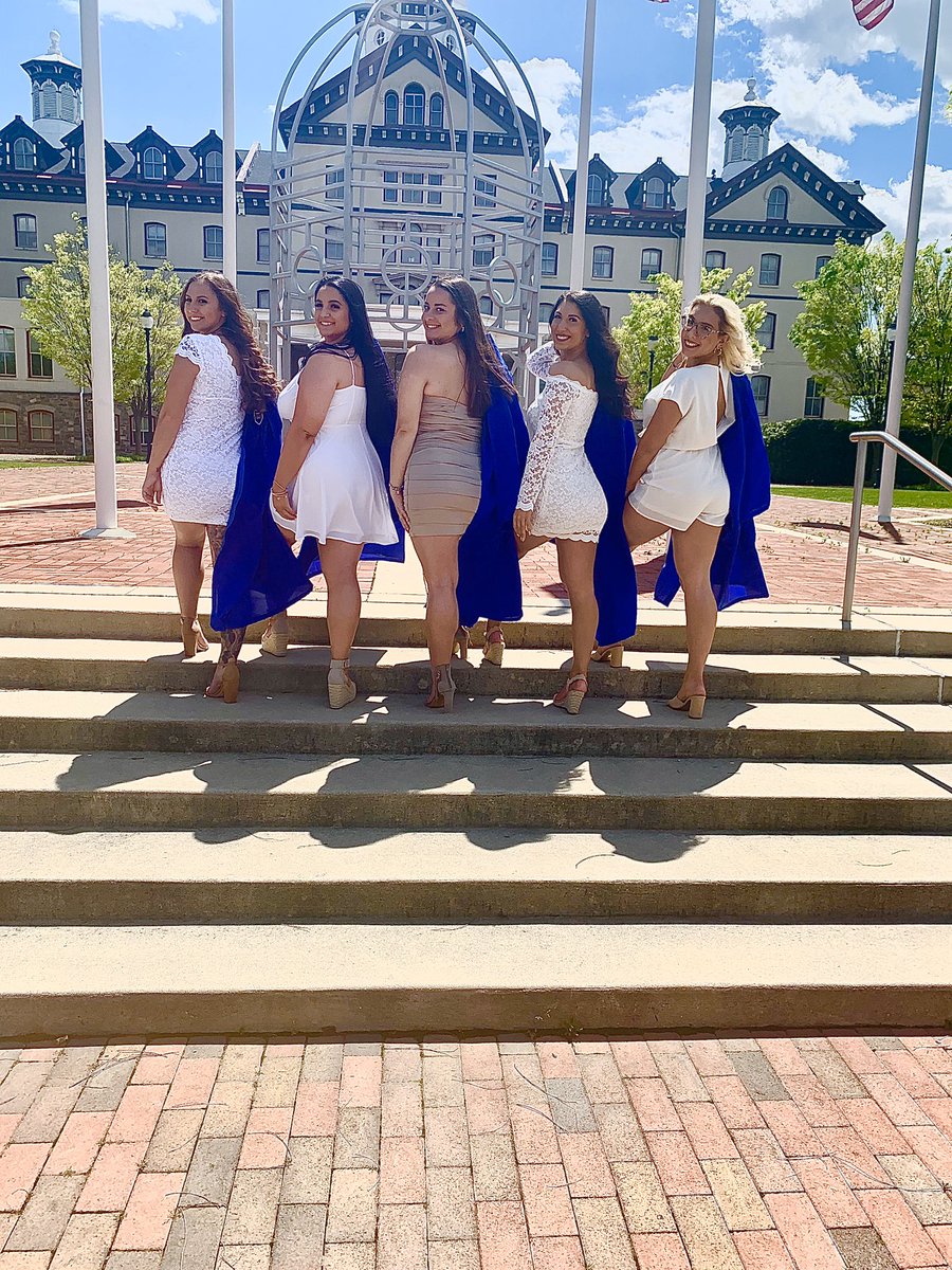 lella__'s tweet photo. Ya girl just graduated from nursing school 🥰🩺 https://t.co/lO6uiWX9K5