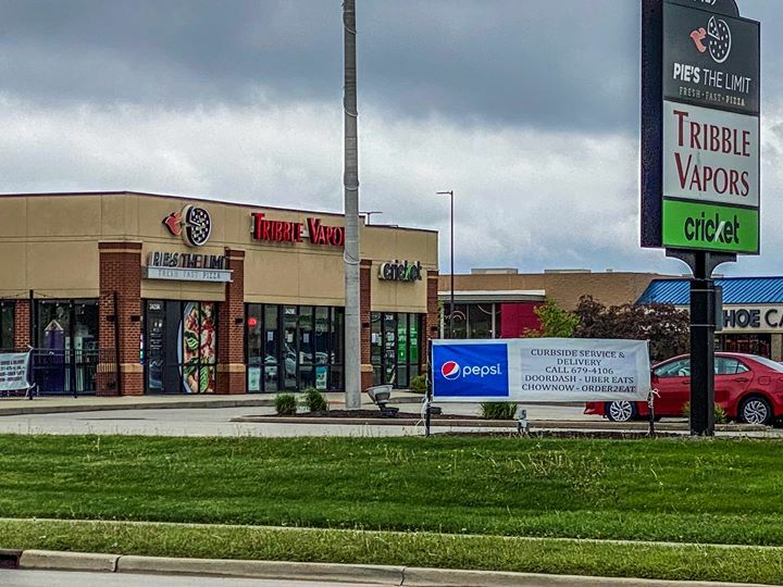 PiesTheLimitIL's tweet photo. FRESH FAST PIZZA AT FREEDOM DRIVE
Grab some after your trip to Target, Aldis or Walmart
BUY LOCAL

CALL NOW FOR CURBSIDE PICKUP 
Open 11AM-2PM &amp; 5PM -8 PM Daily
1710 South MacArthur - (217) 679-3846
3429 Freedom Drive (217) 679-4106
DELIVERY available through UberEats, DoorD… https://t.co/ILxU2akhqQ