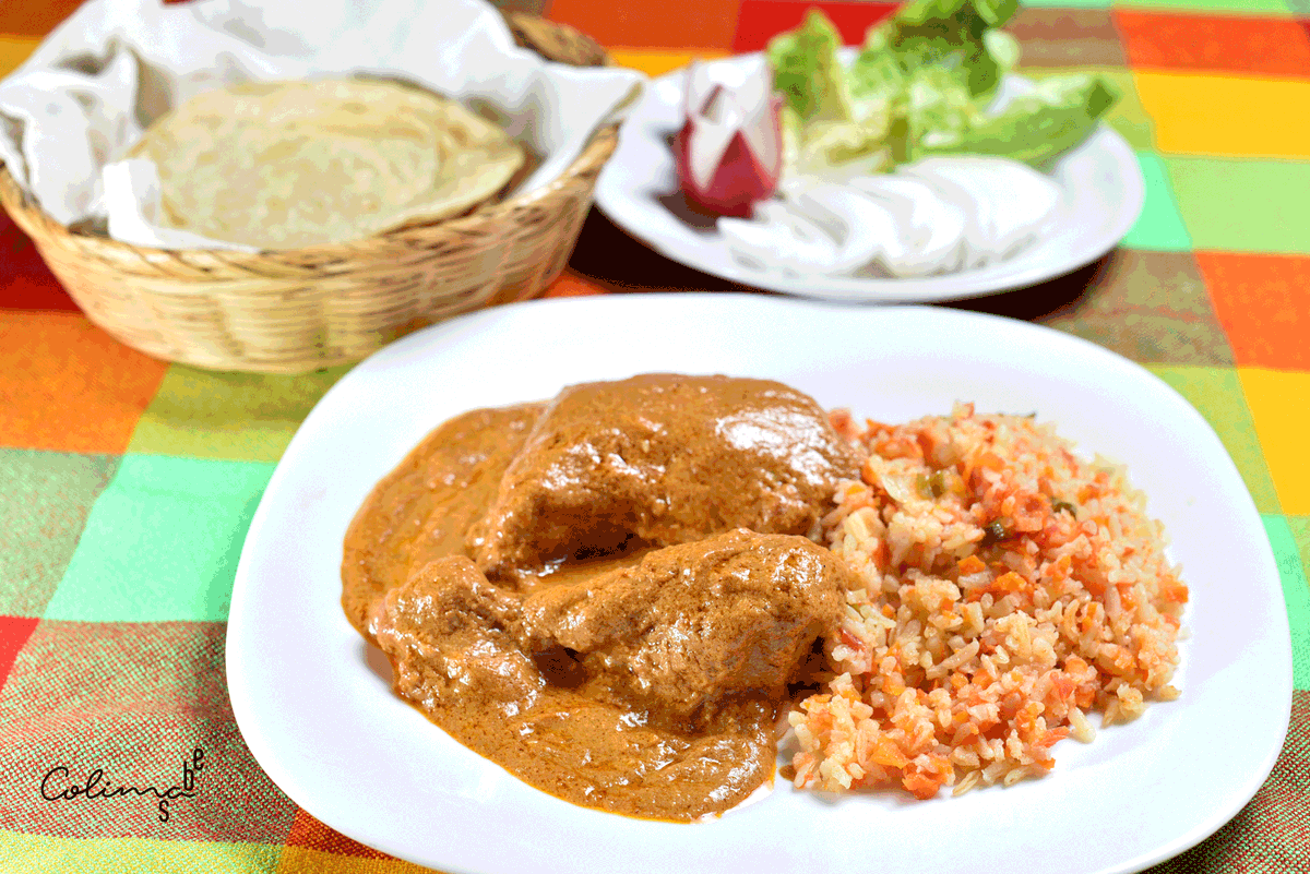 También llamado pepián, se le conoce como pipián en el estado de Colima. Su particularidad es que, además de la semilla de pepita, se le agrega maíz tostado y molido. Mándanos un MD para compartirte la receta.