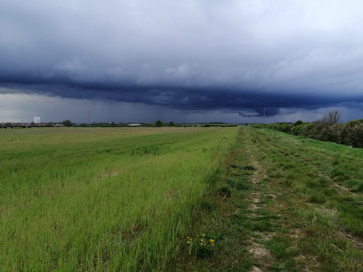 OliverStokes's tweet photo. Sky looked mad the other night! 🌧️🌧️ https://t.co/Dj8Q29vBCY