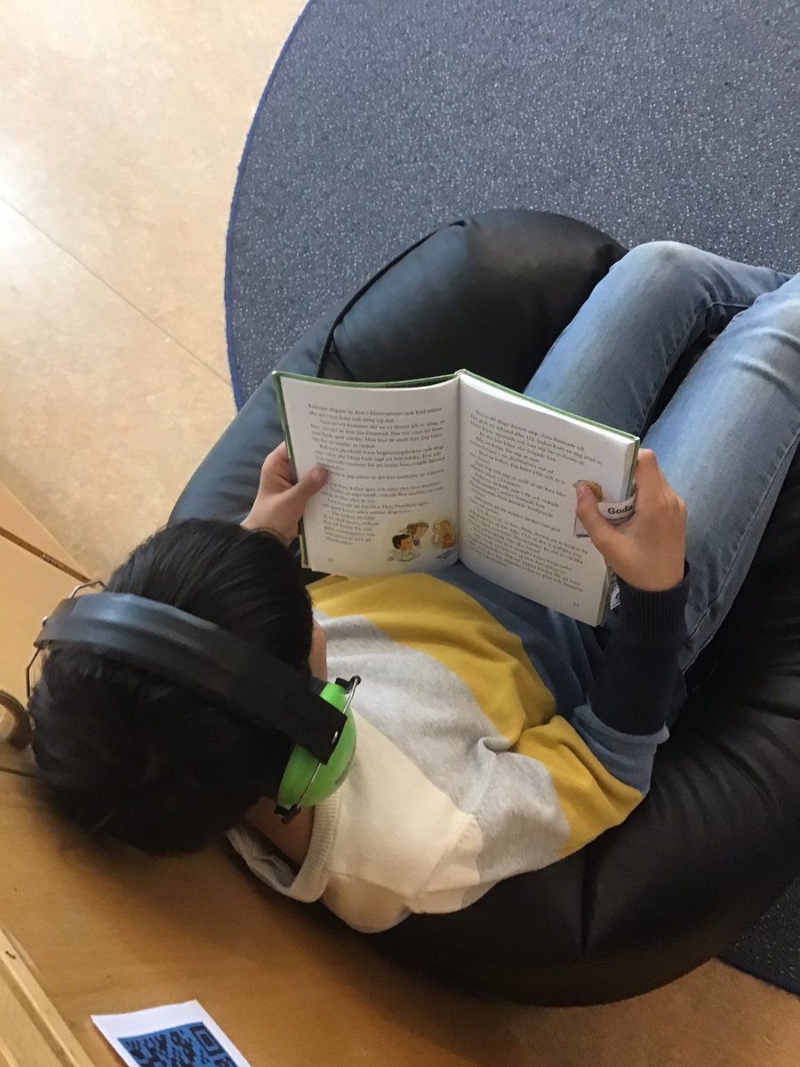 En stund med en egen läsning i en lugn och mysig miljö. Jag går runt och lyssnar när eleverna läser. Några berättar vad boken handlar om samt vad de tycker om boken. Så stolt över denna fantastiska läsutveckling 👏 1:3  och 1:H @stenkulaskolan