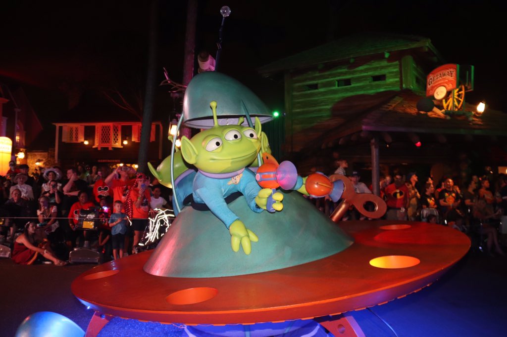 360DegreesofDis's tweet photo. Aliens! #ToyStory #DisneyOuterSpace #DisneySpace #PizzaPlanet #LittleGreenMen #SqueezeToyAliens #WDW #WaltDisneyWorld #MK #MagicKingdom #BootoYou #Pixar #MNSSHP #MickeysNotSoScaryHalloweenParty #トイ・ストーリー #グリーン https://t.co/kzm3SAeO9o