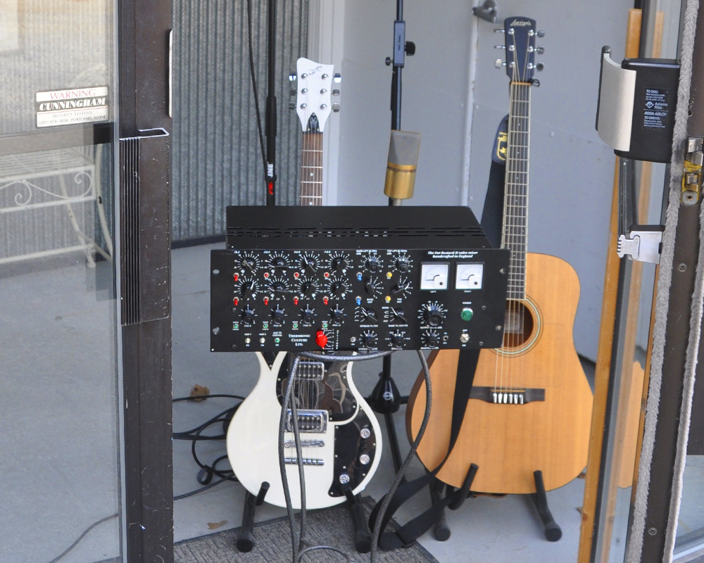 IndependentAudi's tweet photo. Doors open, just waiting for the band to return.

https://t.co/38cmwpsxmb

#thermionicculture #fatbustard #summingmixer #studiolife #tubegear #studiogear #proaudio https://t.co/dM8O7x0fca