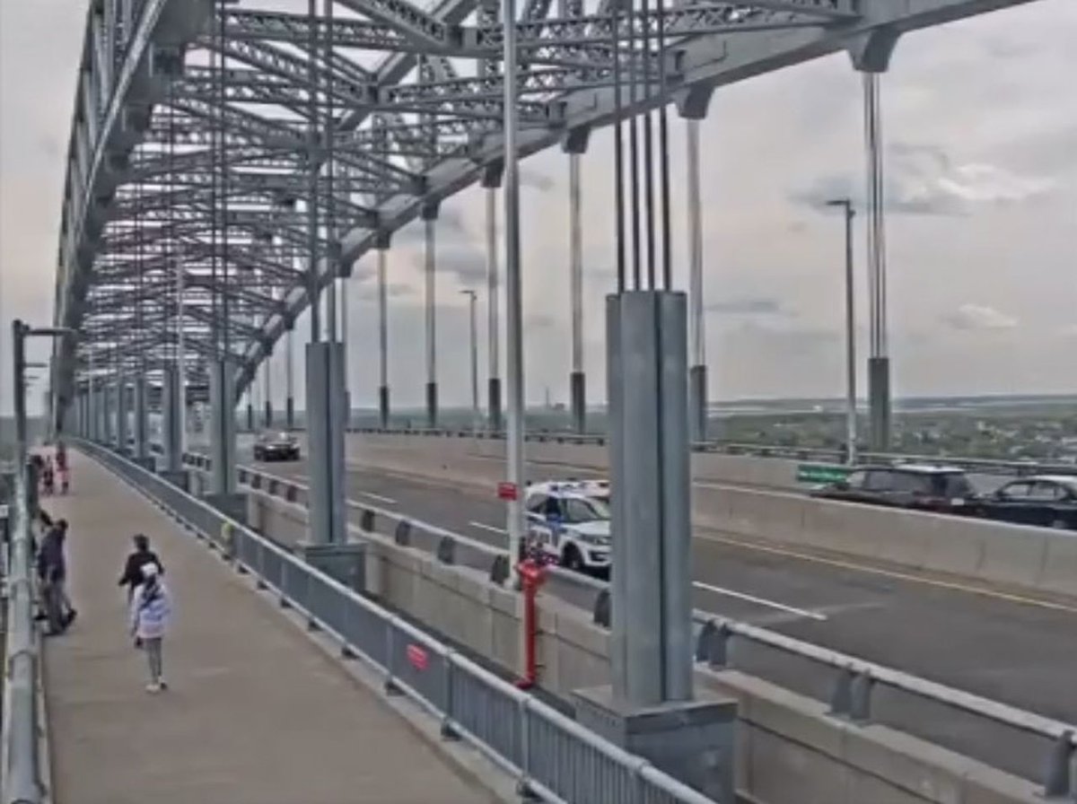 njdotcom's tweet photo. Dramatic video shows NYPD cop rescue man attempting to jump from Bayonne Bridge https://t.co/NqlLYbftfs https://t.co/ve8vtvZyar