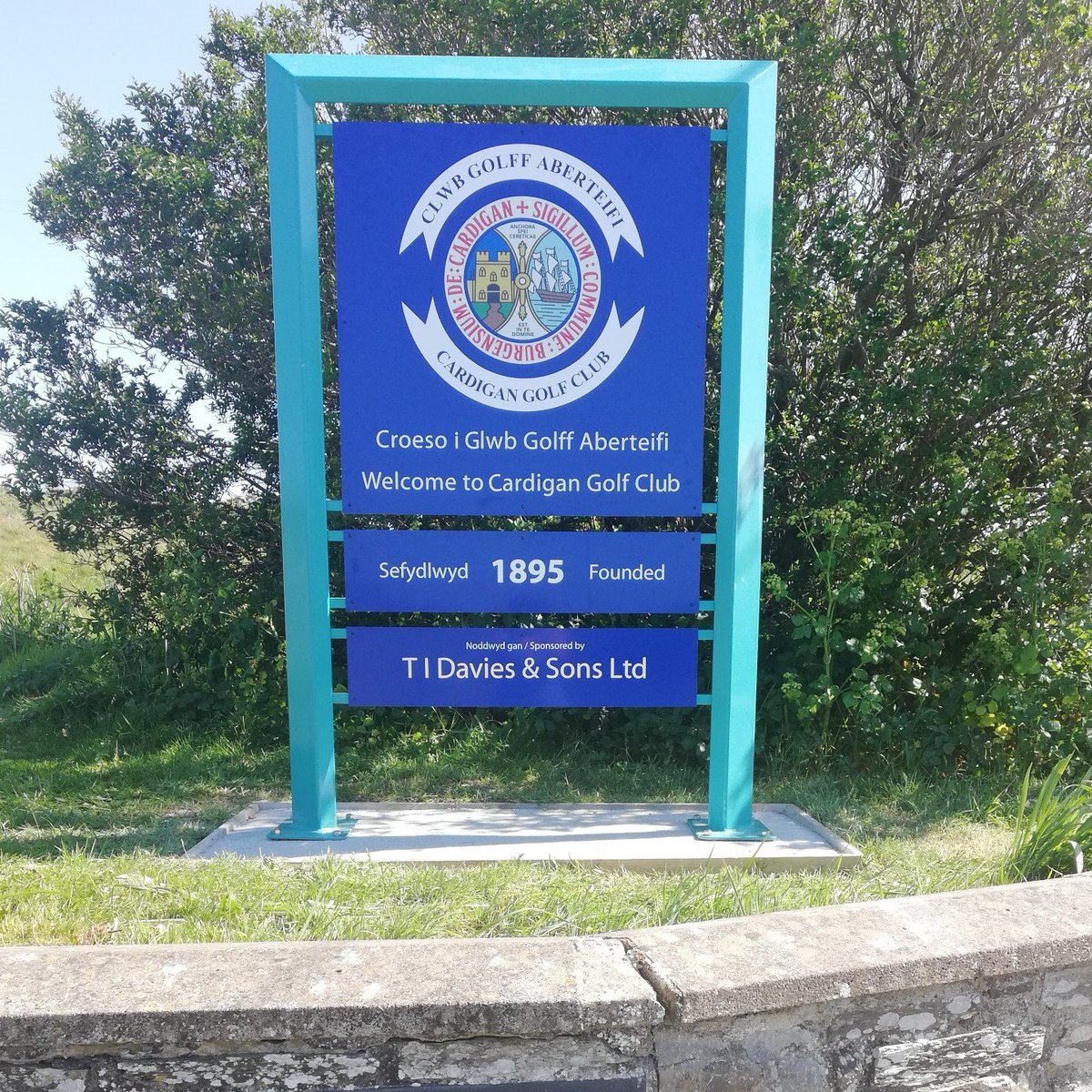 A new sign to celebrate our 125yrs – we would like to thank T I Davies &amp; Sons for their sponsorship.
Excellent job by <a href="/Jamfurniture/">常州资源|星阑</a> 💙⛳️ #willberightherewaitingforyou #keepsafe #weareinthistogether #wewillgetthroughthis <a href="/wales_golf/">Wales Golf | Golff Cymru</a>   <a href="/DyfedGolfUnion/">Dyfed Golfing Union</a>