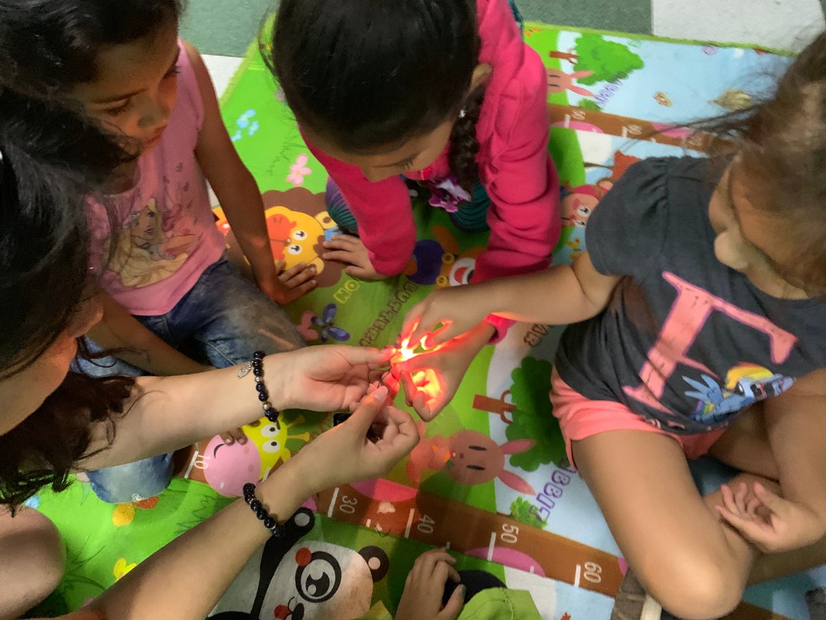 ICMilenio_cl's tweet photo. 👩💻A partir del martes 12 de mayo comenzará el taller online de Nanotecnología Inclusiva para educadores, dictado por el Núcleo Milenio #MultiMat. Las clases se impartirán a través de Zoom. Te invitamos a leer la siguiente nota 👉https://t.co/5uUMypwDU6 https://t.co/S6LyH1oB5u