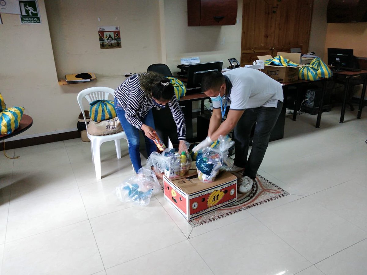 DeporteEc's tweet photo. En las oficinas de @DeporteCZ7, la  Coordinadora Zonal @KattyRuilova prepara los kits alimenticios que serán entregados a los deportistas en proceso de formación en la provincia de Loja. #ElDeporteNosUne https://t.co/Od69vTYJeI