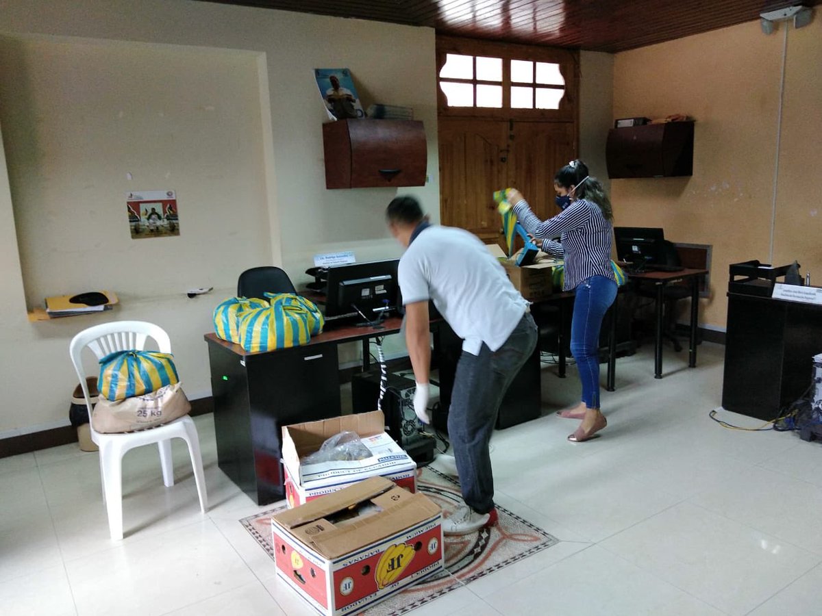 DeporteEc's tweet photo. En las oficinas de @DeporteCZ7, la  Coordinadora Zonal @KattyRuilova prepara los kits alimenticios que serán entregados a los deportistas en proceso de formación en la provincia de Loja. #ElDeporteNosUne https://t.co/Od69vTYJeI
