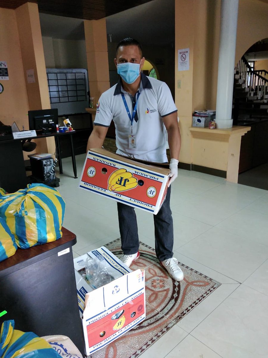 DeporteEc's tweet photo. En las oficinas de @DeporteCZ7, la  Coordinadora Zonal @KattyRuilova prepara los kits alimenticios que serán entregados a los deportistas en proceso de formación en la provincia de Loja. #ElDeporteNosUne https://t.co/Od69vTYJeI