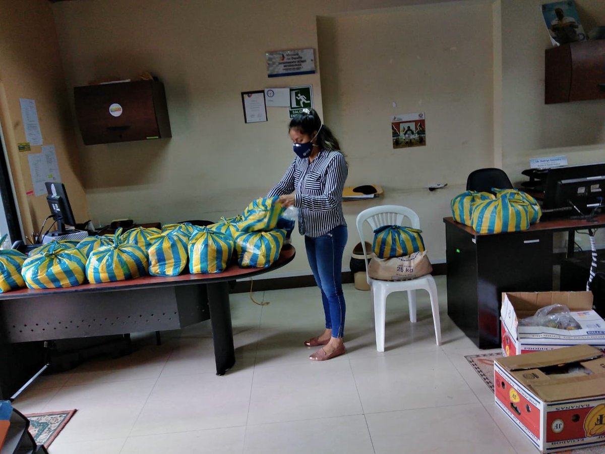 DeporteEc's tweet photo. En las oficinas de @DeporteCZ7, la  Coordinadora Zonal @KattyRuilova prepara los kits alimenticios que serán entregados a los deportistas en proceso de formación en la provincia de Loja. #ElDeporteNosUne https://t.co/Od69vTYJeI
