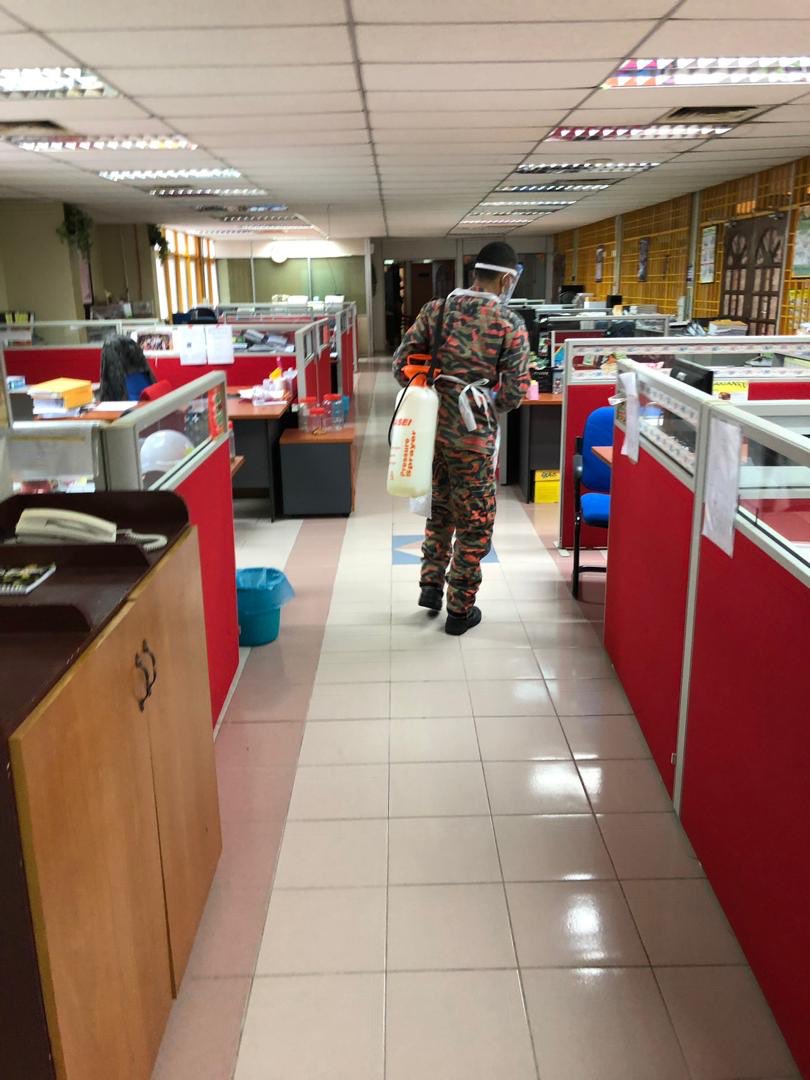 Kerja sanitasi keseluruhan ruang pejabat JKR LMS, Taiping, Perak yang telah dilaksanakan oleh Jabatan Bomba Dan Penyelamat sebagai langkah persediaan sebelum pejabat mula beroperasi.   <a href="/JKRPERAK/">JKR PERAK</a> <a href="/Roslan_AGhani/">Roslan Abd Ghani</a> <a href="/satarm_satar/">abdul satar muhammad</a> <a href="/mohdrafhan/">ann</a> #COVID19 #HapusCOVID19