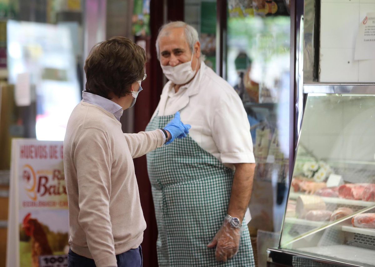 AlmeidaPP_'s tweet photo. El pequeño comercio volverá si nosotros volvemos a él. 

Hoy he visitado el Mercado de Arganzuela. Los Mercados de Madrid nunca cerraron, se mantuvieron abiertos para que no nos desabasteciéramos. 

Os pido que no os olvidéis de ellos, ni de su esfuerzo. También han sido héroes. https://t.co/A1tlRyjeLI