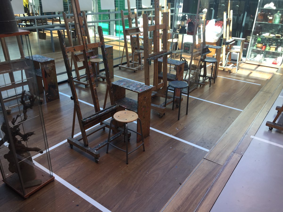 VAKdelft's tweet photo. Tussen het online lesgeven door zijn VAK docenten olv bestuurslid @laskewitz_peter hard aan het werk. Ze bereiden zich voor om, op 1,5 m., weer les te kunnen geven, met inachtneming van alle regels en ieders veiligheid. #samentegencorona #kunstencultuureducatie #Delft #OPENdelft https://t.co/IhUg6PziRL