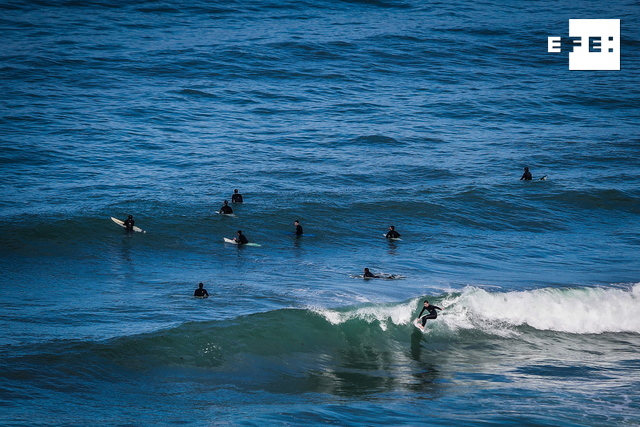 EFEdeportes's tweet photo. #EFEfotos | Los surfistas han vuelto a disfrutar cabalgando las olas portuguesas un mes y medio después 🏄🇵🇹

La playa de Ericeira, en el municipio de Mafra, ha limitado la práctica a una sesión de 90 minutos para evitar la aglomeración y el riesgo de contagio

📸 Mario Cruz https://t.co/8ESIVOQobC