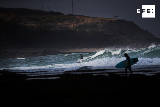 EFEdeportes's tweet photo. #EFEfotos | Los surfistas han vuelto a disfrutar cabalgando las olas portuguesas un mes y medio después 🏄🇵🇹

La playa de Ericeira, en el municipio de Mafra, ha limitado la práctica a una sesión de 90 minutos para evitar la aglomeración y el riesgo de contagio

📸 Mario Cruz https://t.co/8ESIVOQobC