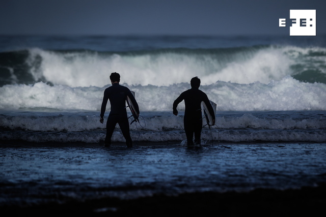 EFEdeportes's tweet photo. #EFEfotos | Los surfistas han vuelto a disfrutar cabalgando las olas portuguesas un mes y medio después 🏄🇵🇹

La playa de Ericeira, en el municipio de Mafra, ha limitado la práctica a una sesión de 90 minutos para evitar la aglomeración y el riesgo de contagio

📸 Mario Cruz https://t.co/8ESIVOQobC