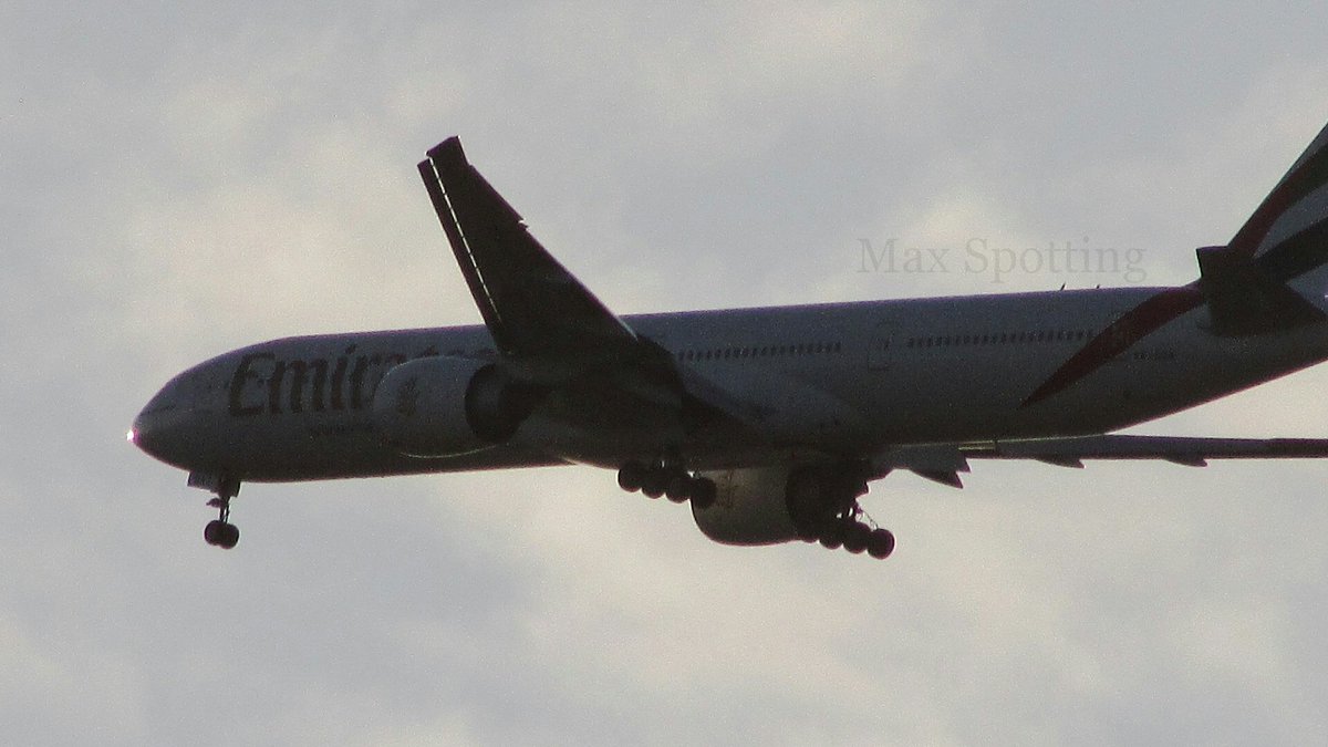 Natanael_Max's tweet photo. Luego de haber volado casi 17hs desde Emiratos Árabes en vuelo directo, el flamante Boeing 777-300 de @emirates minutos antes de aterrizar en @aa2000oficial mientras caía la tarde del Martes. https://t.co/srIlosc260
