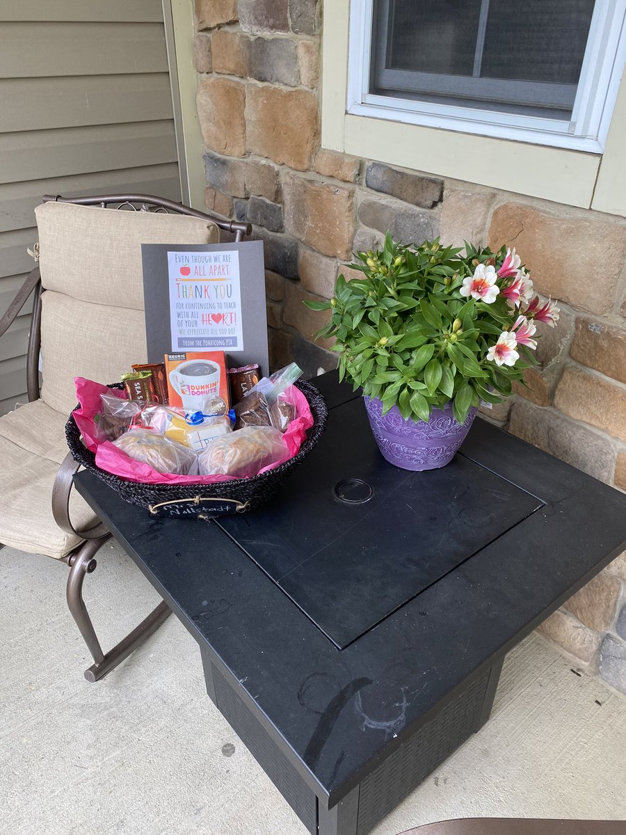 ruskevmac's tweet photo. @PohatPTA Thank you so much to the Wargo Family and the Pohat PTA for the special delivery! It was great to see their smiling faces🌻😀💙❤️💙 https://t.co/BcC5ZOpOfG