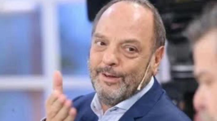 Cada vez falta menos! El 11 de mayo a las 12 hasta las 14, estará debutando #BabyEnElMedio con la conducción de <a href="/angeletchecopar/">Baby Etchecopar</a>! Lo van a acompañar: <a href="/RicBenedetti/">Ricardo Raúl Benedetti</a> y <a href="/pablomontagna/">Pablo Montagna</a> por <a href="/rivadavia630/">Radio Rivadavia</a> 😀❣️