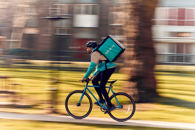 happentweets's tweet photo. There are now 142 @marksandspencer outlets offering a 30-minute @Deliveroo service, with 130 items available. For more on the rapid pivots companies are making to keep up with new consumer demands, read this month’s Innovation in Action: https://t.co/r4sNPesJVT https://t.co/DWT8pb5KDC