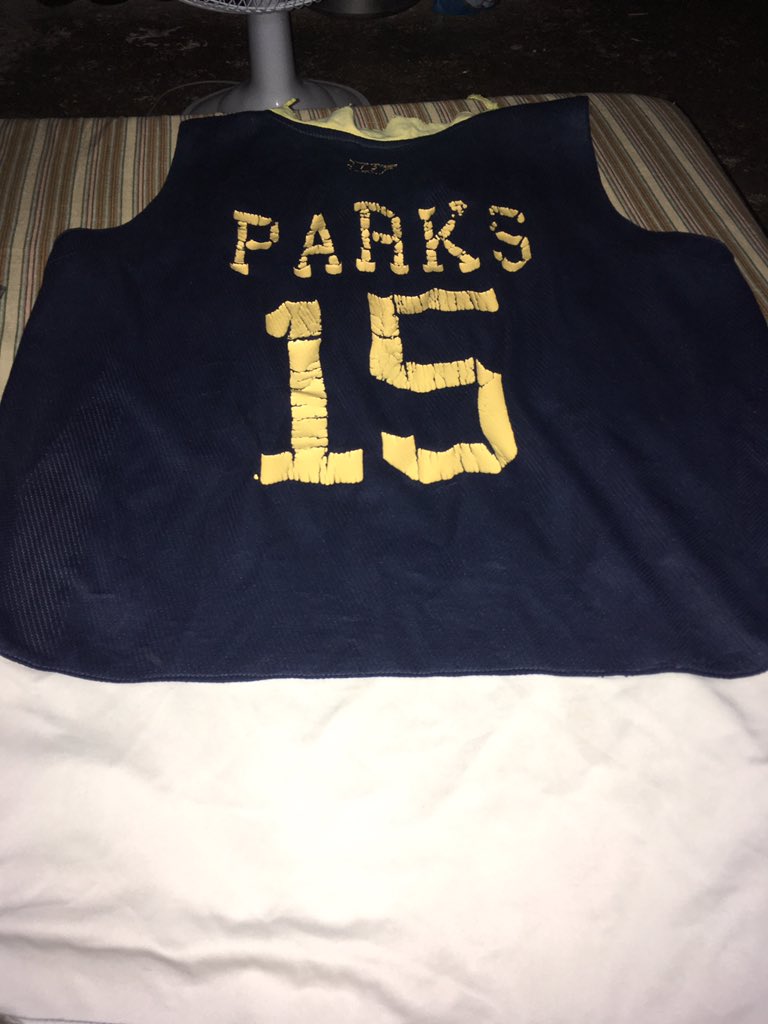 unclepogi1014's tweet photo. @ray1parks bumili ako ng jersey mo nung 2010 sa Universidad, gutay gutay na pero ginagamit ko pa din.. haha.. idol baka naman 🙏 https://t.co/r2wUroZCnG
