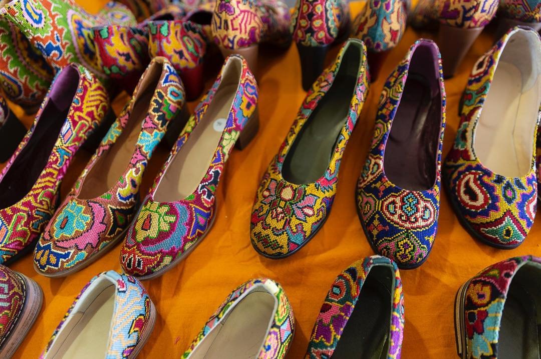 ifamsantafe's tweet photo. Today is International Uzbek Embroidered Shoe Day...well, it should be! These beautiful shoes were created by Gulnora Odilova from the city of Shakhrisabz, located in southern Uzbekistan. 

#StayIFAM #IFAM2021 #webringtheworldtogether  #folkartmarket #handmade https://t.co/Fa6nM8frZy