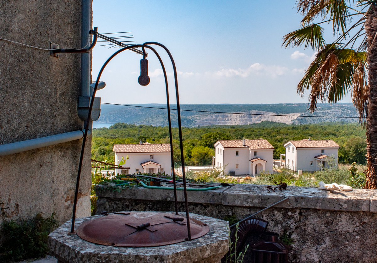 PanoramaScoutin's tweet photo. #Steinhaus im #mediterranen Stil mit Swimmingpool und #Meerblick, #Istrien, #Kroatien 🌴 https://t.co/Sm2zXXTorI (H1413)

#Mediterranean Style Stone House with Pool and Views of the #Sea, #Istria, #Croatia 🌴 https://t.co/HaRTKuDMOb (H1413)

#immobilien #realestate https://t.co/47opVa4ahh