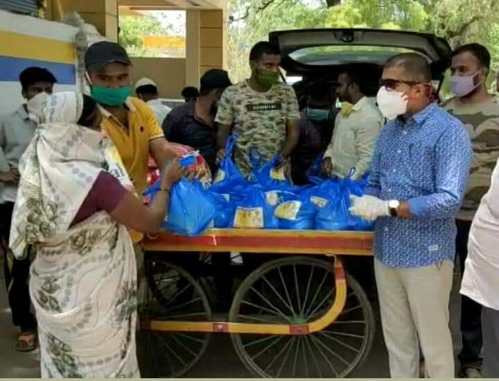 ASNyamagouda's tweet photo. Inspirational work by our young friends lead by Shashidhar Meesi in distributing ration kits in Jogimaddi residential area. Thank you for leading this effort. https://t.co/f7Mq3rBaB7