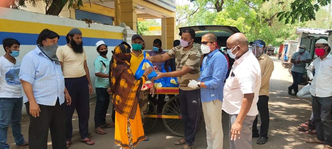 ASNyamagouda's tweet photo. Inspirational work by our young friends lead by Shashidhar Meesi in distributing ration kits in Jogimaddi residential area. Thank you for leading this effort. https://t.co/f7Mq3rBaB7