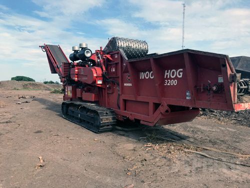 ApolloEquipment's tweet photo. Check out this 2014 Morbark 3200 Horizontal Grinder! 
Only 3600 hours, extra hammer, tips, &amp; bolts.
Get it for under $350,000!
https://t.co/OwBTRUjkcY
Call today at 1-800-982-2844
#HorizontalGrinder #ApolloEquipment #RockwoodWearParts https://t.co/AiJiceCt1w