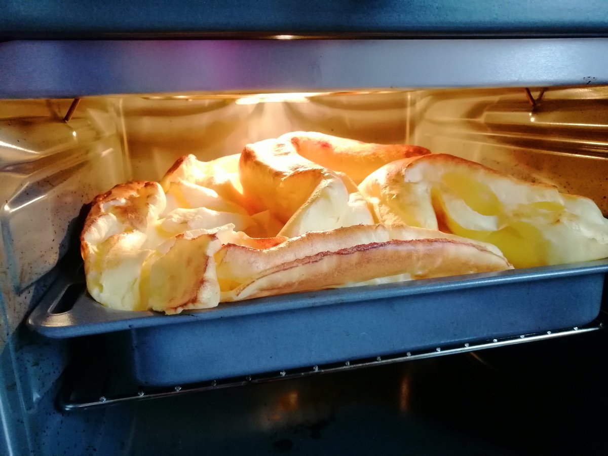 SatuHujanen's tweet photo. Voi apua! Tuon pitäis olla uunissa vielä reilu 10 minuuttia. Mahtuuko se sieltä enää pois?!
#lähiruoka #juustomaito #pannukakku https://t.co/GwzVS1dqrb