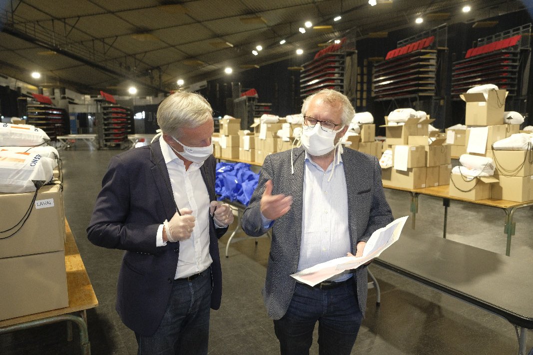 olivierrichefou's tweet photo. Je me suis rendu à la salle polyvalente de @Laval_la_Ville où tout est organisé pour la distribution des 50 000 masques distribués aux Lavallois ce vendredi 08 mai par les 230 bénévoles et élus. Merci à eux pour leur mobilisation @fzocchetto @XavierDubourg #maymasque https://t.co/TNzNPVFdcs