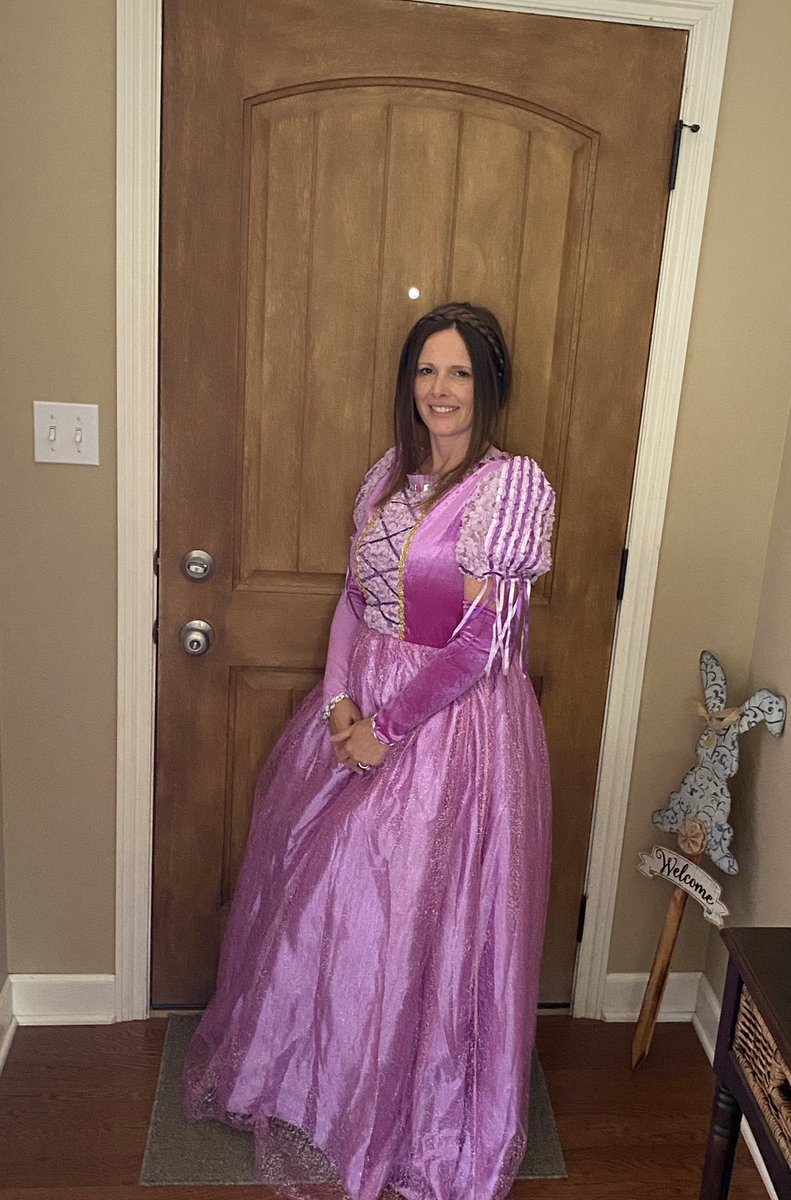 beerman_mandy's tweet photo. Fancy Day!  #CPSSPIRITWEEK #CPSBest @ParkadePanthers #PlayPKE https://t.co/1jBmDXKLR0