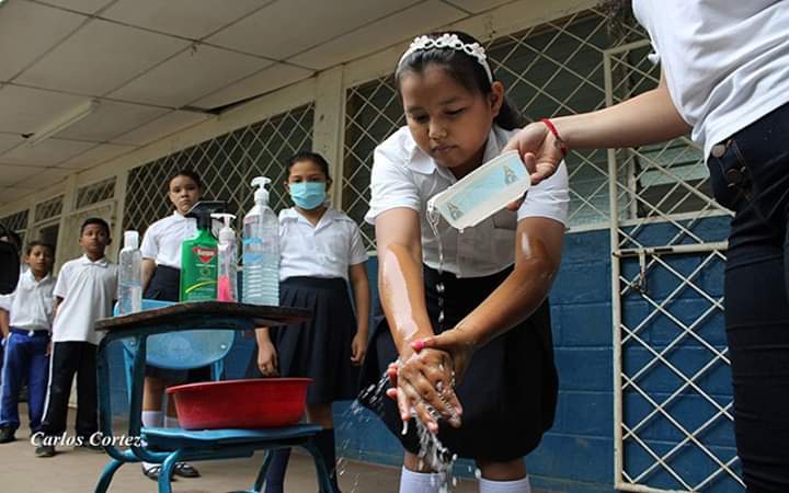 4Letras_2's tweet photo. En #Nicaragua Continuamos intensificando las medidas sanitarias en Centros Educativos.
👩‍🏫👨‍🏫Estudiantes reciben charlas en las q se les trasmiten la importancia de cumplir con las debidas normas de prevención.
✅Lavado de manos ✅
#UnidosEnVictorias 
#UnidosPorLaSalud https://t.co/m4yVjwoRaA