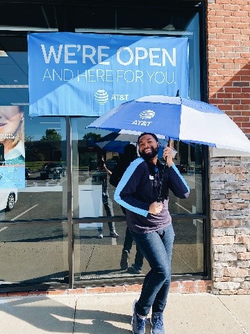 ATT's tweet photo. Curbside service…but make it glam. ✨ Major shoutout to the Cool Springs retail team for this one. #ConnectedTogether https://t.co/gdUUPZXAH3