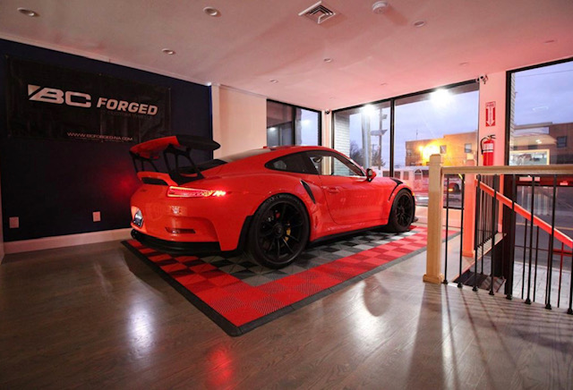 Swisstrax's tweet photo. Placed on its very own Swisstrax Platform.
📸: instagram lc_detailgarage
.
.
.
#Swisstrax #Ribtrax #PearlGrey #RacingRed #Porche #ModularFlooring #CarPads #CarKits #CarMats https://t.co/wIhsl6aMRz