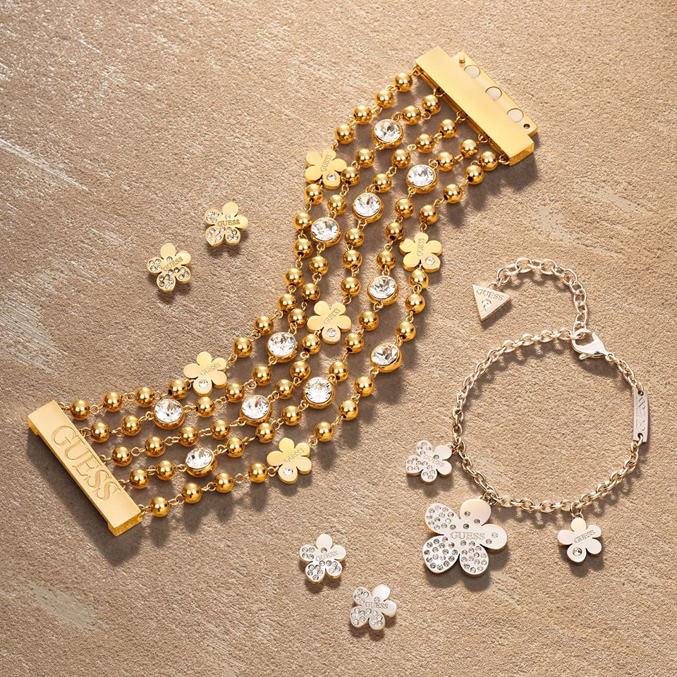ModeInMotion's tweet photo. Flower Power 🌻
On adore les bijoux Guess, pas vous ? 😍

PS : Des centaines de bijoux Guess vous attendent sur Mode in Motion 👉 https://t.co/WiTLHFpPme https://t.co/Aqy54acuko