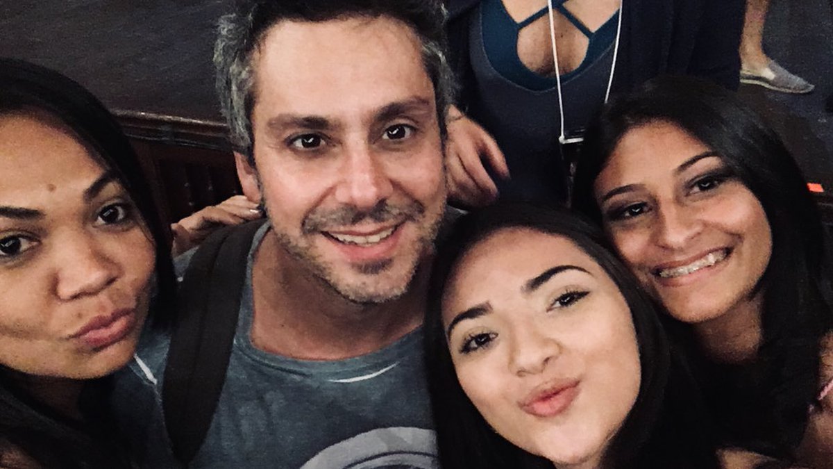 raaumsx's tweet photo. 3 anos do dia mais louco com minhas exclusivas ♥️ saudade né minhas filhas? #clacla https://t.co/wFPydWgKht