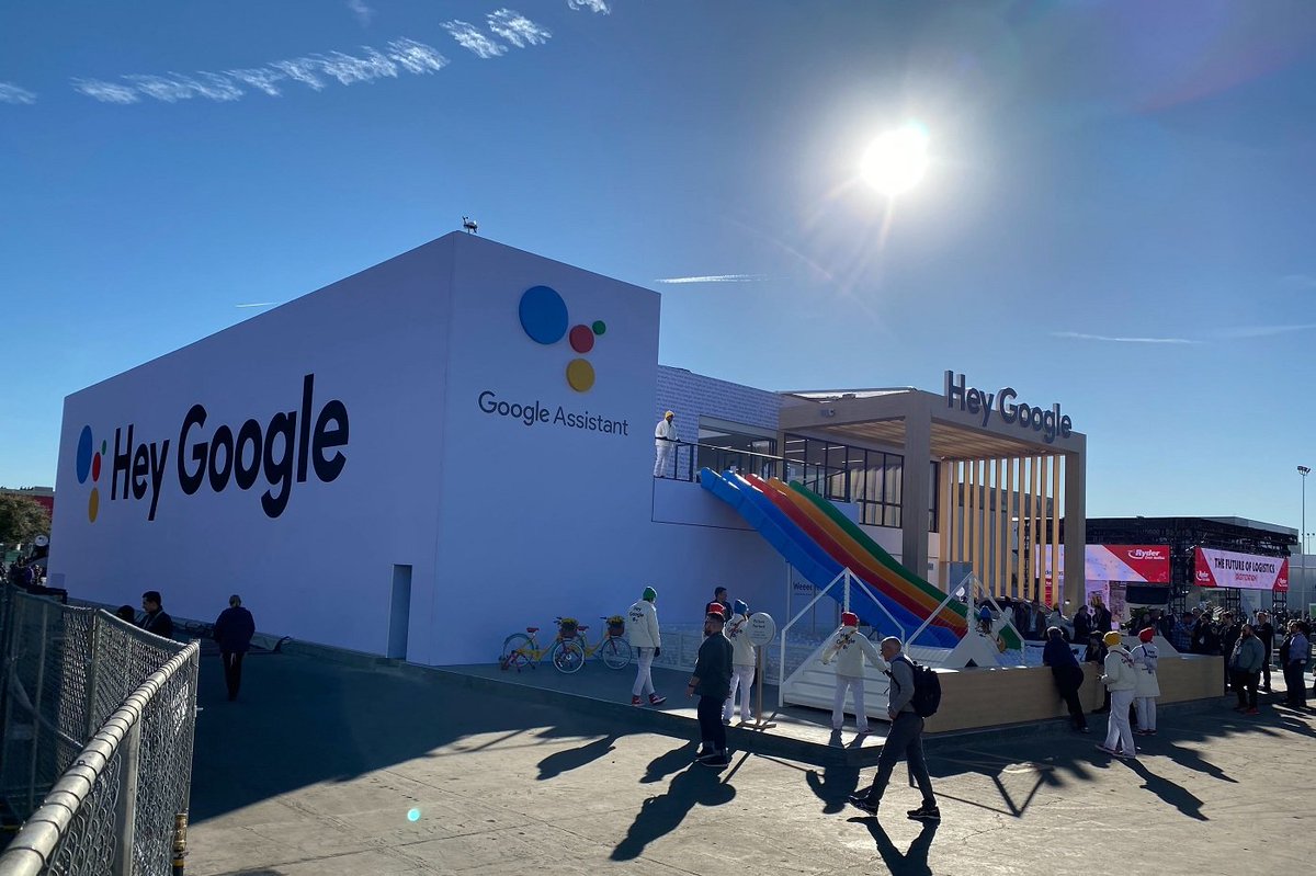 Guglielminetti's tweet photo. Google aurait déjà pensé à racheter Zoom parce que même ses employés préféraient cette app... https://t.co/1XIh9oGIx2 https://t.co/8rCqkK1NOF