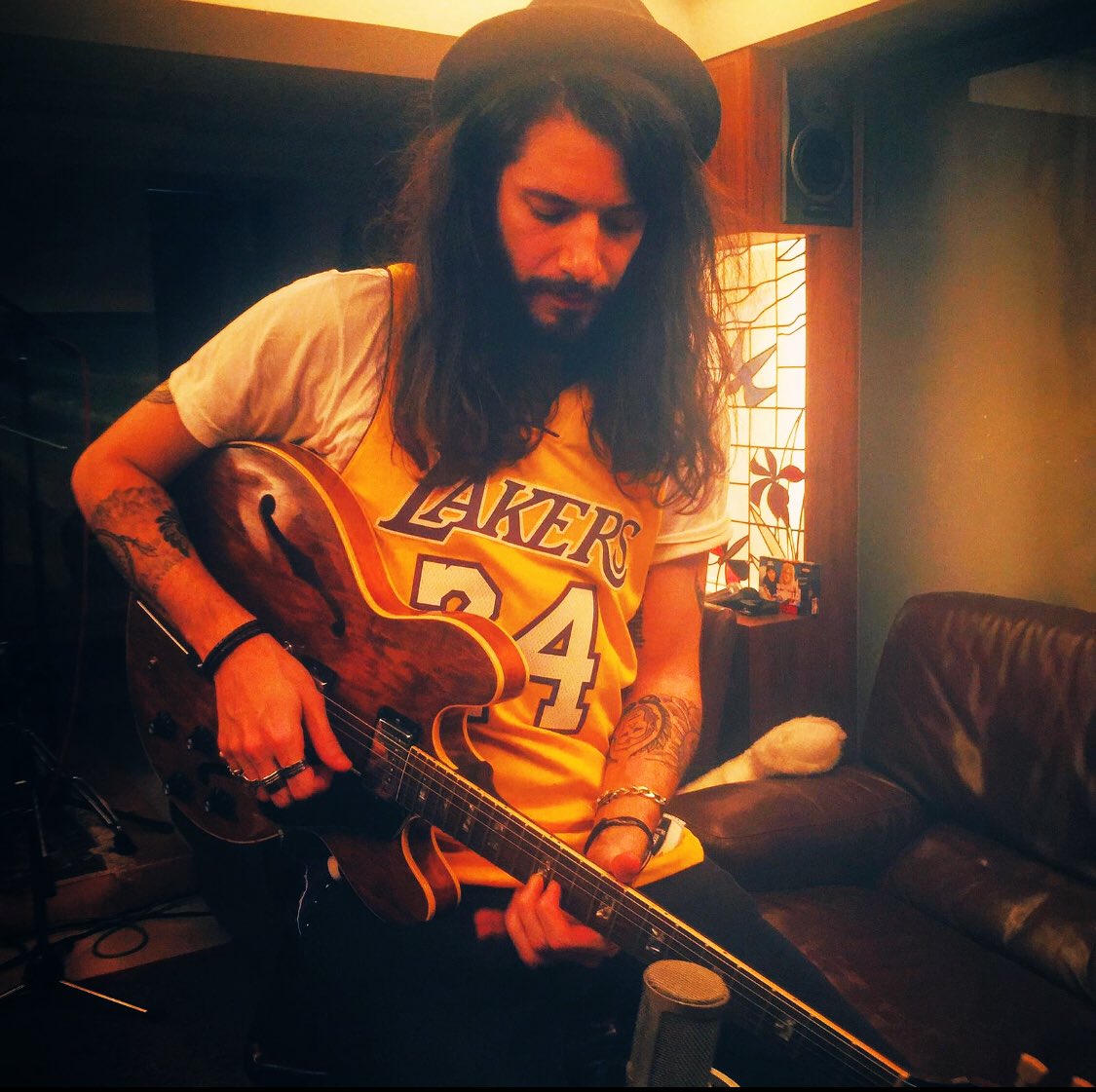waxxgyver's tweet photo. Dear @Flea333, @REVERSEMAGAZINE and I are working on a special project about Kobe Bryant and we’d love to talk to you 🙏

On a besoin de vous pour que Flea voit ce message, RT au maximum les amis, on vous prépare un truc spécial Kobe avec @REVERSEMAGAZINE ❤️🖤❤️ https://t.co/KlMZQyHOQy