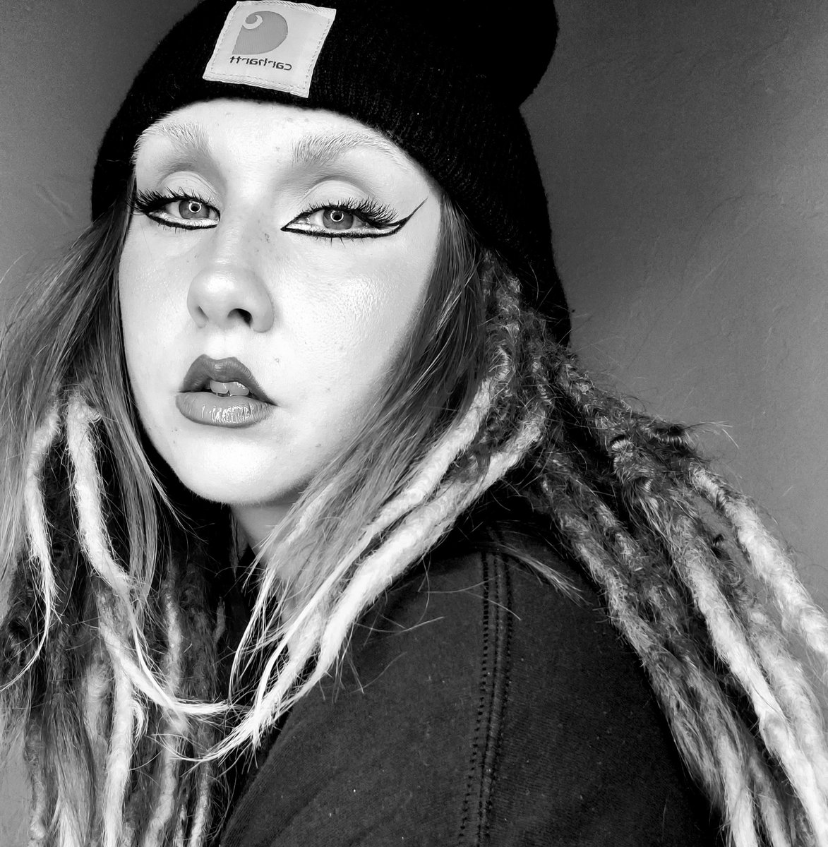 AbiMaeArtistry's tweet image. #blackandwhitephotography #foxeyes #makeup #dreadlocks
IG: instagram.com/abi_mae_artist…