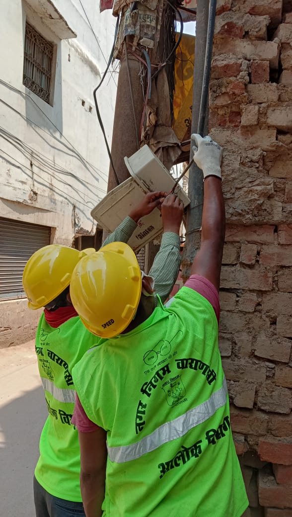 Pramod_Kumar08's tweet photo. #eeslspirit EESL O&amp;M team is working during the pandemic at Varanasi (Hon'ble PM Constituency).
#UjalaPrakashPathKa
@EESL_India  
@venkat_dwivedi 
@KauAmit     
@Prabhat06May  
@alok1808 https://t.co/tFOEpPfWTp