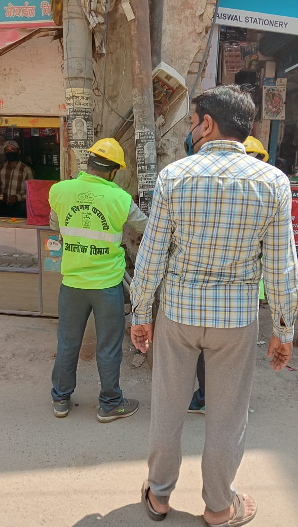 Pramod_Kumar08's tweet photo. #eeslspirit EESL O&amp;M team is working during the pandemic at Varanasi (Hon'ble PM Constituency).
#UjalaPrakashPathKa
@EESL_India  
@venkat_dwivedi 
@KauAmit     
@Prabhat06May  
@alok1808 https://t.co/tFOEpPfWTp