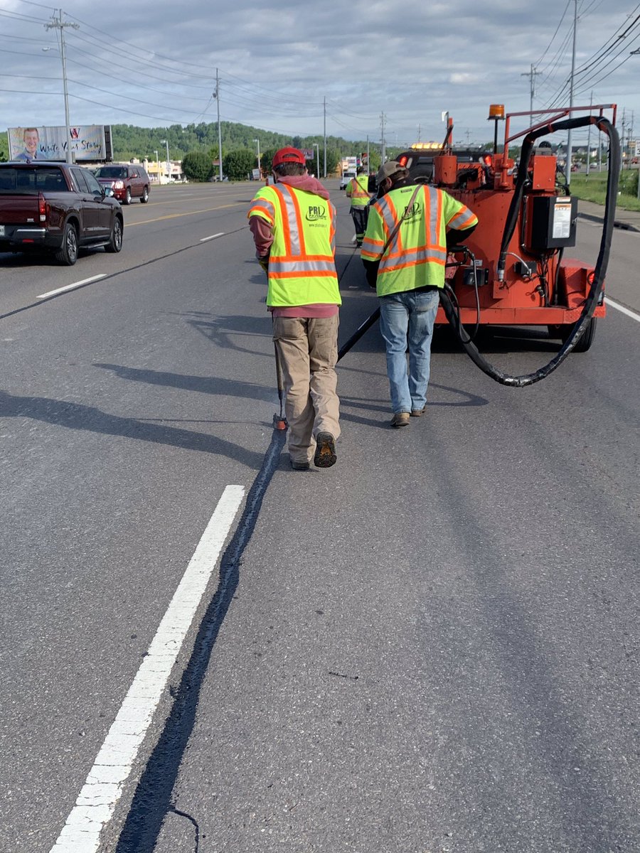 gotpotholestn's tweet photo. The @gotpotholestn Team is enjoying the beautiful East Tennessee weather as we continue to complete Crack Fill repairs for @mytdot in @SeviervilleTN. We want to personally thank the @TNHighwayPatrol for the outstanding job they do in protecting our team on each of these projects. https://t.co/8aZOfUILMl